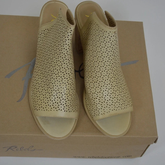 GENTLY USED  REBELS PERF SLIDE WITH BLOCK HEEL TAN SIZE 9 - Picture 2 of 8